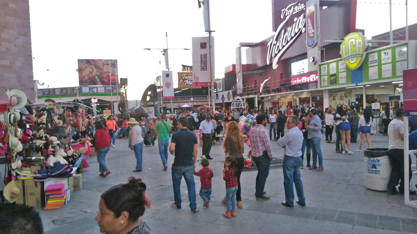 Los visitantes disfrutaron la temporada de la feria entre artículos y espectáculos. 