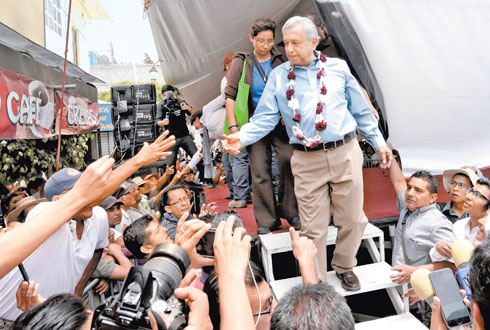 El dirigente de Morena responsabilizó a Peña Nieto y a Osorio Chong. 