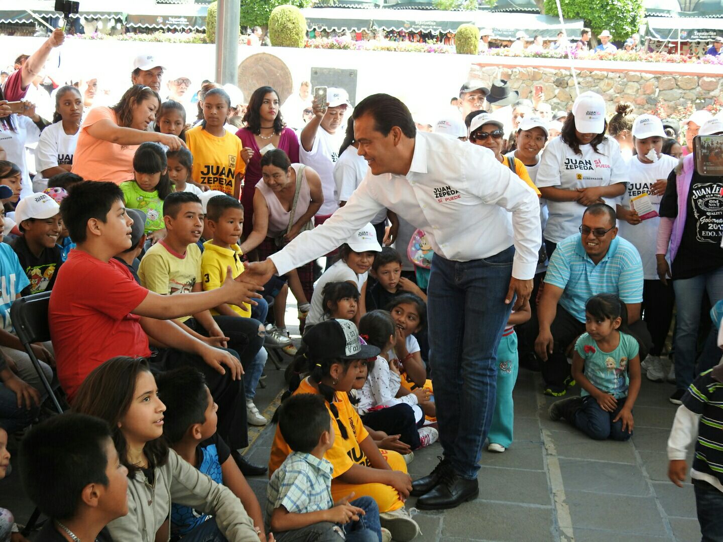 Juan Zepeda Hernández en los festejos por el Día del Niño.
