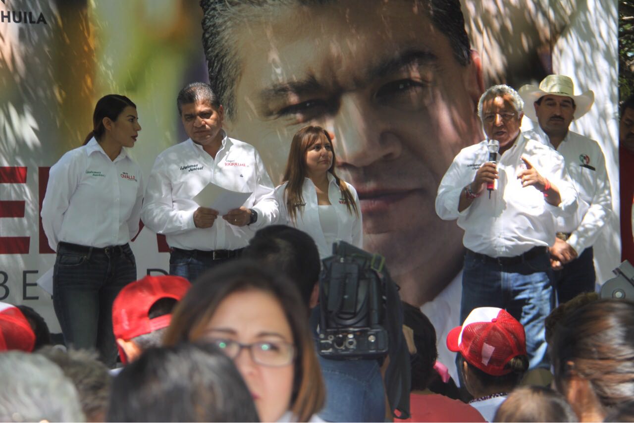 Miguel Riquelme prometió en Sacramento el inicio del programa 'Monedero Rosa'. 