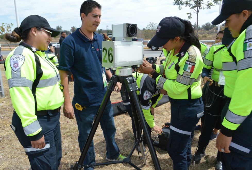 Un total de 41 mujeres policías viales de la Semov fueron capacitadas por parte de la empresa Auto-Traffic.