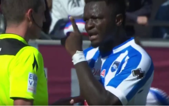 Muntari le reclama al árbitro los gritos racistas que recibió en su contra.