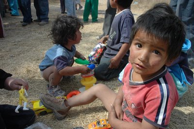 Niños con juguetes usados.