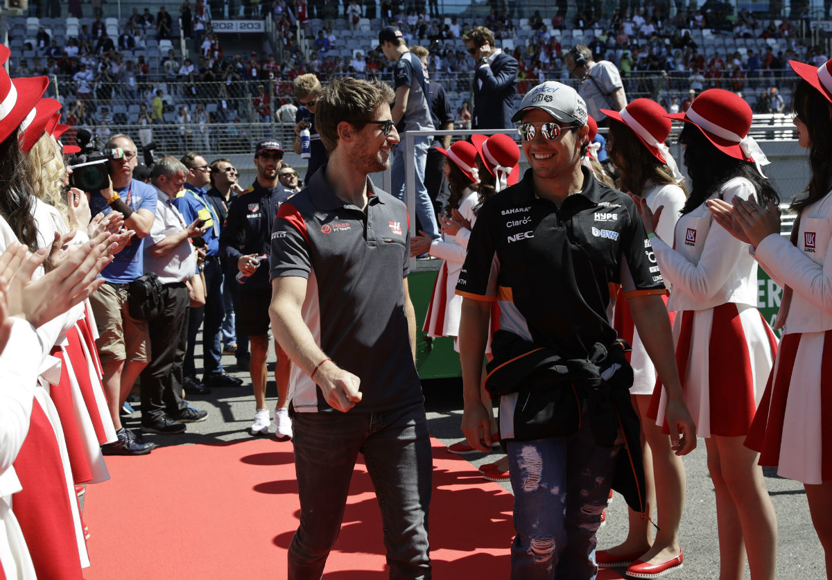 Romain Grosjean de Haas platica con Sergio 'Checo' Pérez