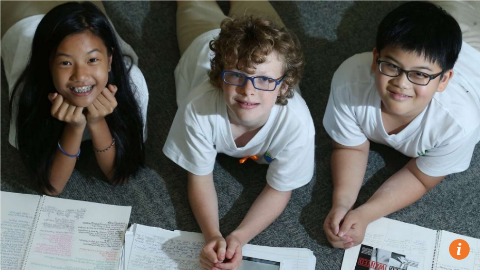 Los tres alumnos de 12 años planean colocar la aplicación en portales de descarga próximamente