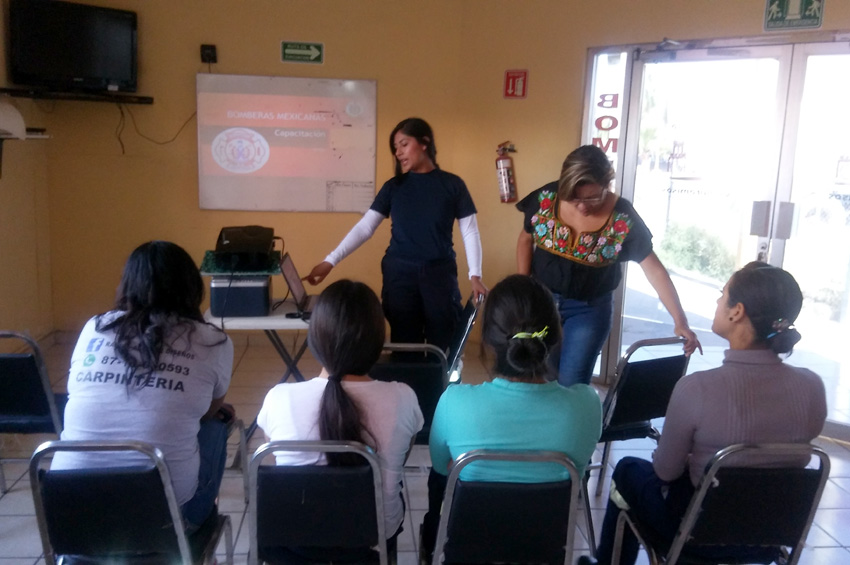 "Bomberas Mexicanas" se reunieron para recibir una capacitación.