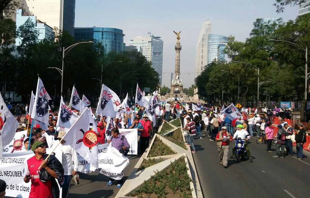 La CNTE encabezó la marcha del Ángel al Zócalo, a la que se unieron el Sindicato Mexicano de Energía (SME) y asociaciones de telefonistas, aviadores a