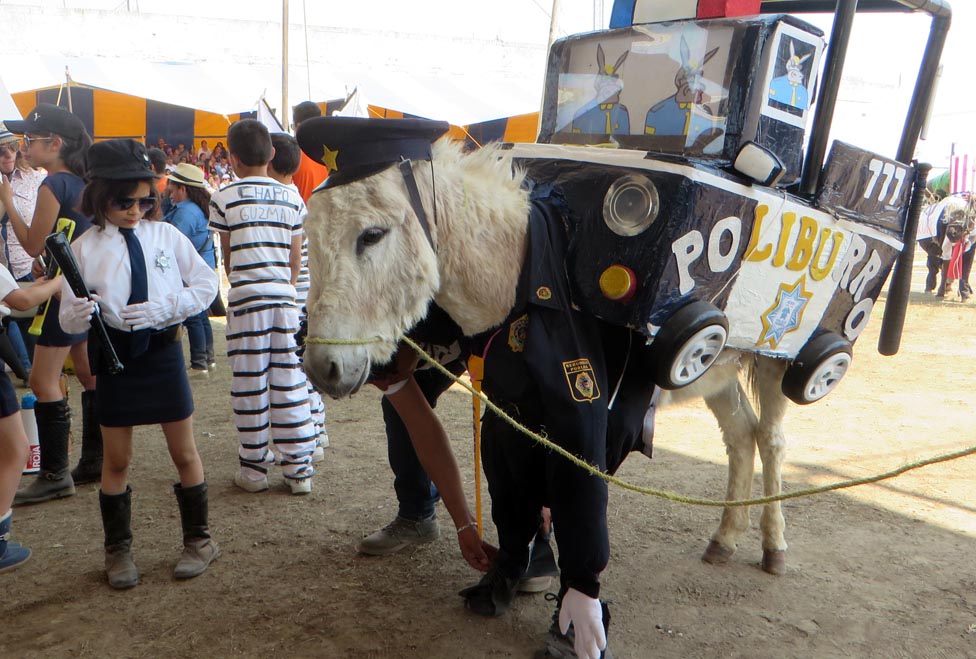 Este desfile y, en suma, toda la feria, está considerado como uno de los festejos más extraños a nivel mundial.