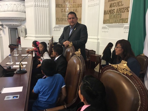 El diputado José Manuel Ballesteros López participó en la sesión del Parlamento Infantil.
