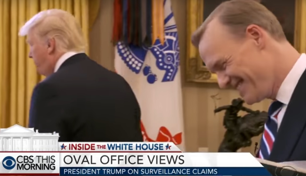 Donald Trump se sentó en su escritorio e ignoró al periodista. 