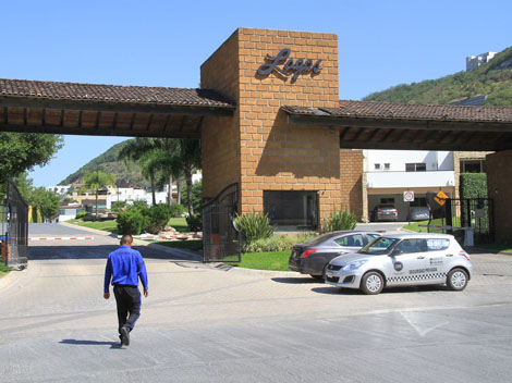 Elementos de la Agencia Estatal de Investigaciones interrogaron a los guardias que vigilan el acceso al fraccionamiento.
