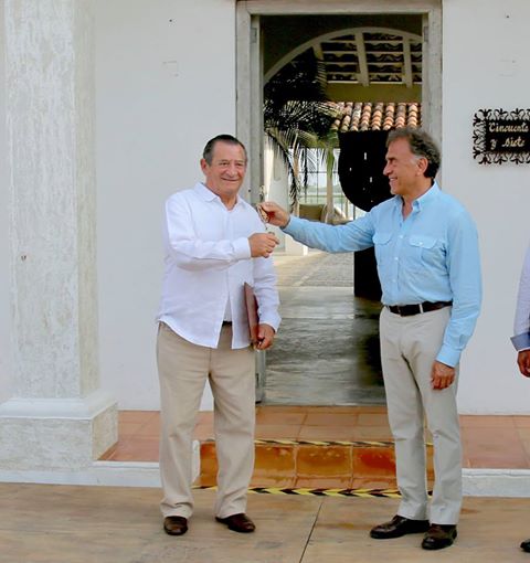 El gobernador Miguel Ángel Yunes realizó un recorrido por la casa expropiada junto con el aldalde de Tlacotalpan, Homero Gamboa Martínez.