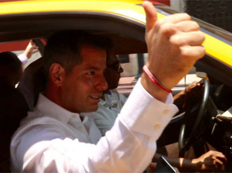 El mandatario oaxaqueño, Alejandro Murat abordó un taxi como un ejemplo de una nueva forma de gobernar cercano a la gente, con austeridad, sin guarura