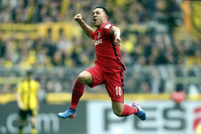 Marco Fabián celebrando un gol con el Frankfurt