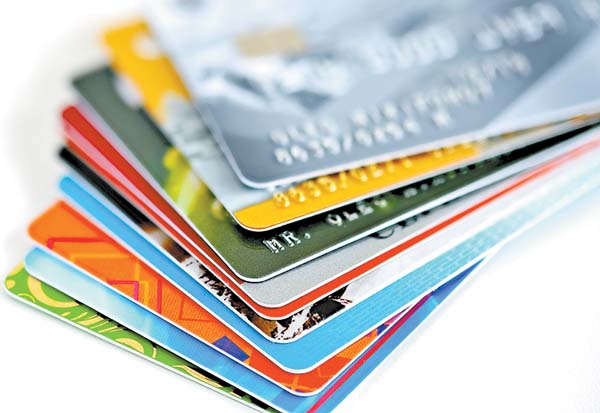 Participaciones de Synchrony Financial cayeron 16%.