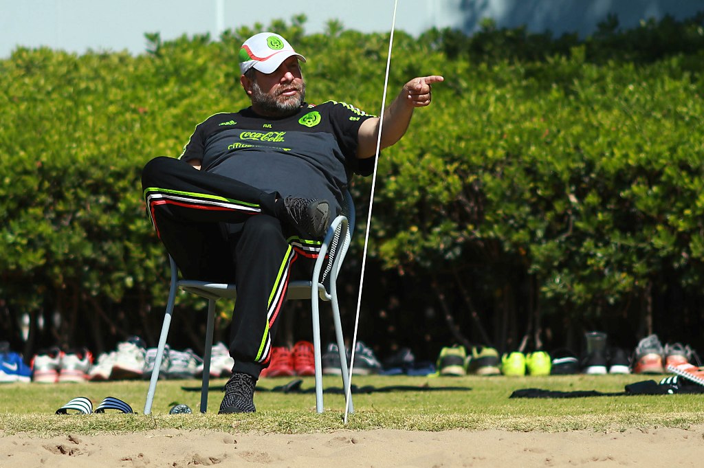 Ramón Raya, haciendo un Cuéllar en el Tri de playa- Grupo Milenio