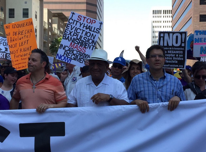 El senador Armando Ríos Piter participó en una marcha en Los Ángeles por el Día del Trabajo.