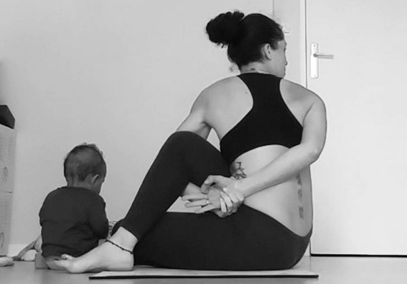 Hacer yoga con tu bebé puede ayudarte a tonificar tu cuerpo mientras fortaleces el vínculo entre los dos. 