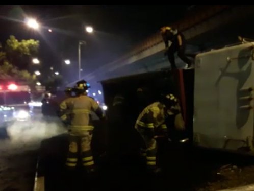 El chofer fue detenido por las autoridades, debido a los daños causados a la vialidad.