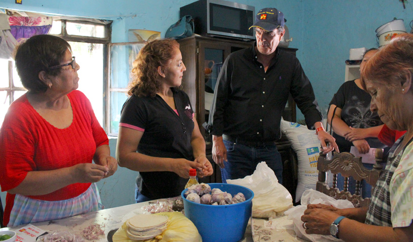 Los comerciantes lo atendieron en sus negocios y le plantearon su deseo por un cambio.