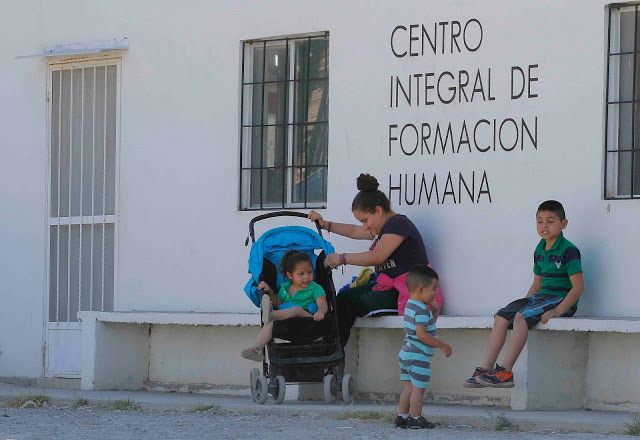 En Cuencamé, la asociación AVE se enfrenta a suicidios con pláticas de prevención.