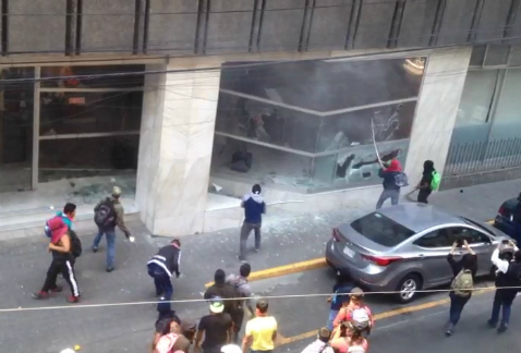 Embozados atacaron con tubos, palos y piedras los cristales de la fachada del Secretariado Ejecutivo del Sistema Nacional de Seguridad Pública, en la 