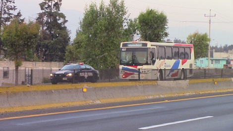 La familia de cuatro integrantes fue interceptada por un grupo de 8 personas cuando hicieron un alto en la carretera.