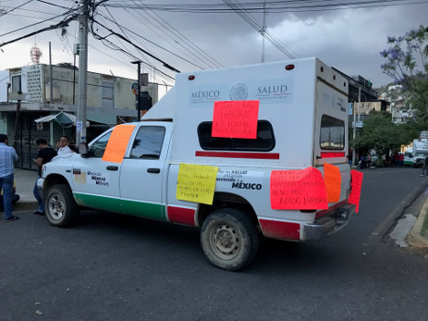 Un grupo de inconformes bloqueó con una ambulancias y hasta un consultorio móvil, calles en esta ciudad  para exigir su reinstalación y la entrega de 