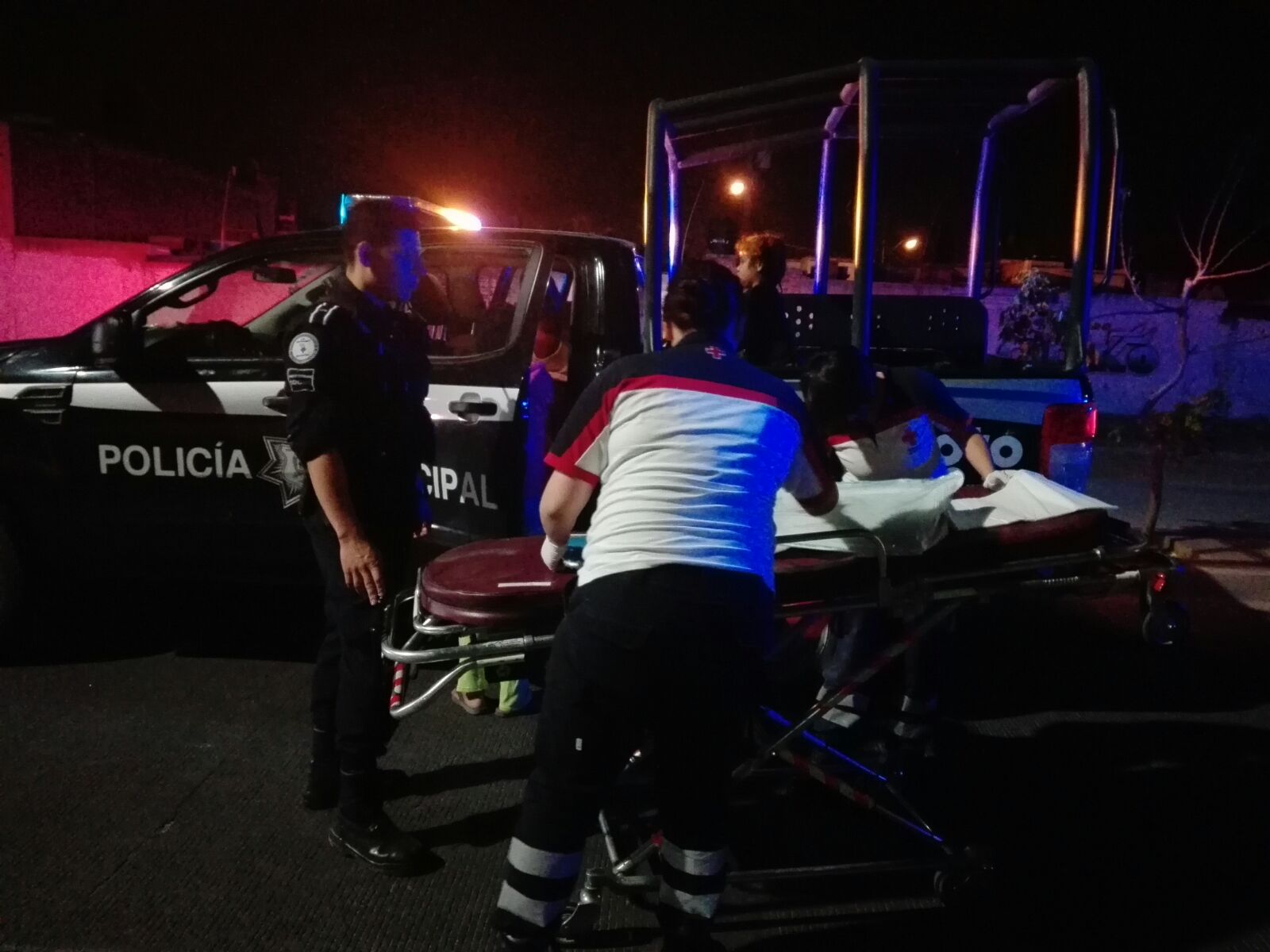 Los policías cubrieron con sus chamarras a la mamá y a su bebé.