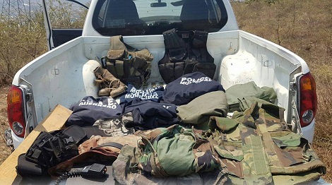 En un operativo localizaron una camioneta con chalecos antibalas y tácticos, radios, uniformes similares a los de la policía municipal y machetes.