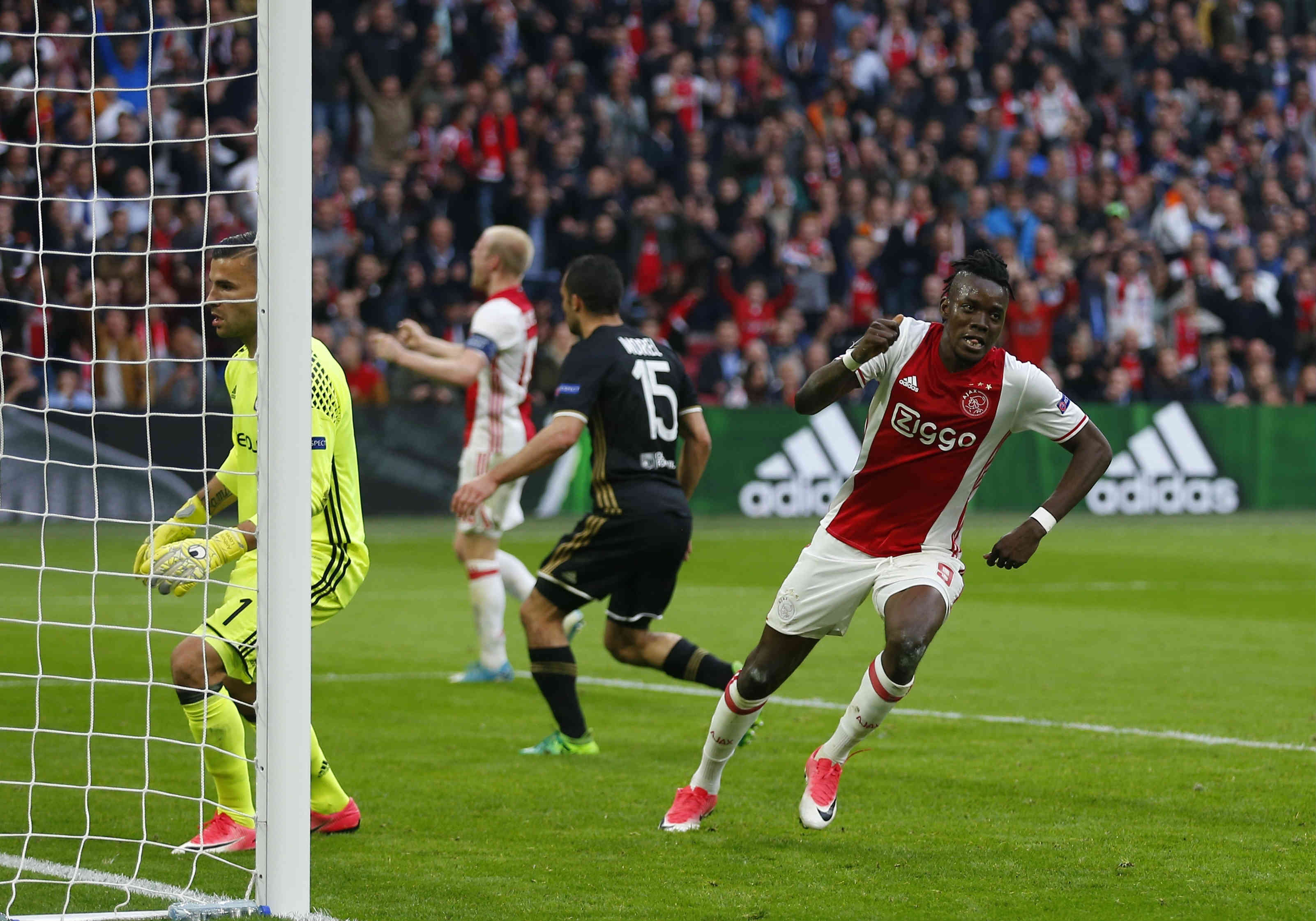 Ajax goleo en casa al Lyon