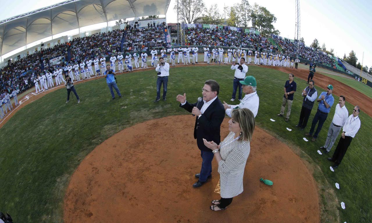 Tras 45 años, Durango vivió nuevamente un partido de beisbol profesional.