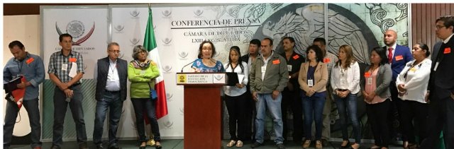 La diputada Cristina Gaytán encabeza una conferencia con El Grupo de Víctimas del Caso Iguala “Los Avispones de Chilpancingo”. 