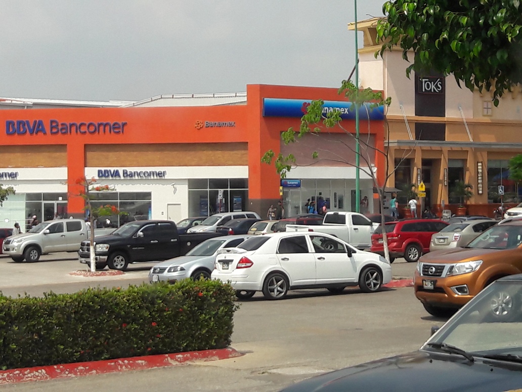 A partir de las 9:00 horas, los docentes cerraron las instalaciones de la Plaza Sol, Plaza Cristal y Plaza Polifórum y no permiten el paso de clientes