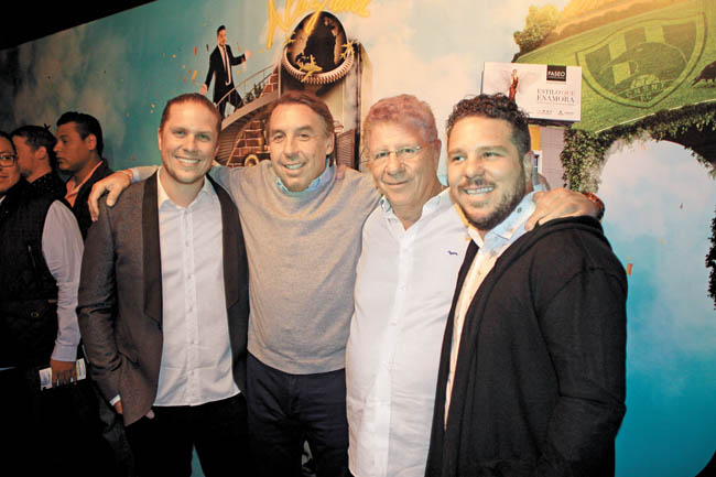 El presidente de la televisora con los anfitriones de la fiesta. 