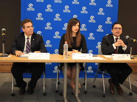 Enrique Espino, director del Centro de Competitividad de Monterrey; Lidia Robles, directora del Centro de Vinculación Tecnológica de la Caintra; y Car