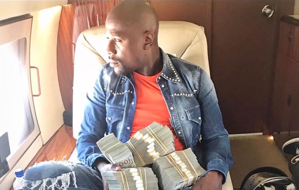 Floyd sacó la 'morralla' y la presumió en sus redes
