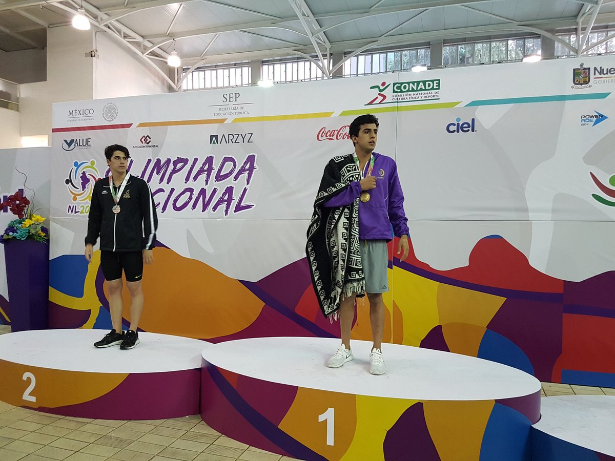 Ganador de la medalla de oro posa con la playera de Chihuahua 