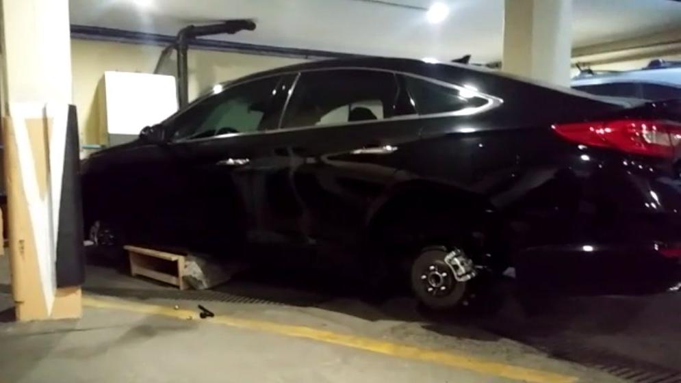 Los hombres fueron sorprendidos robando las llantas de un auto Hiunday y un Chevrolet Sonic.