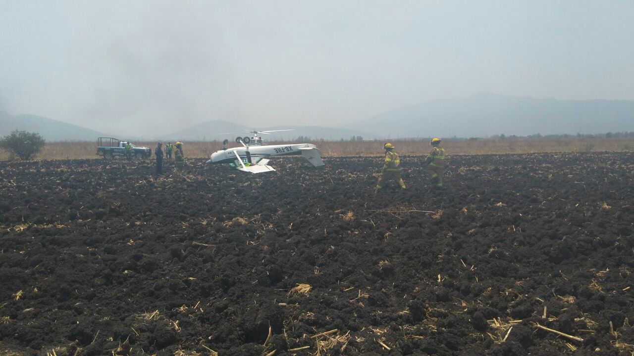 La avioneta cayó en un sembradío cercano a una escuela