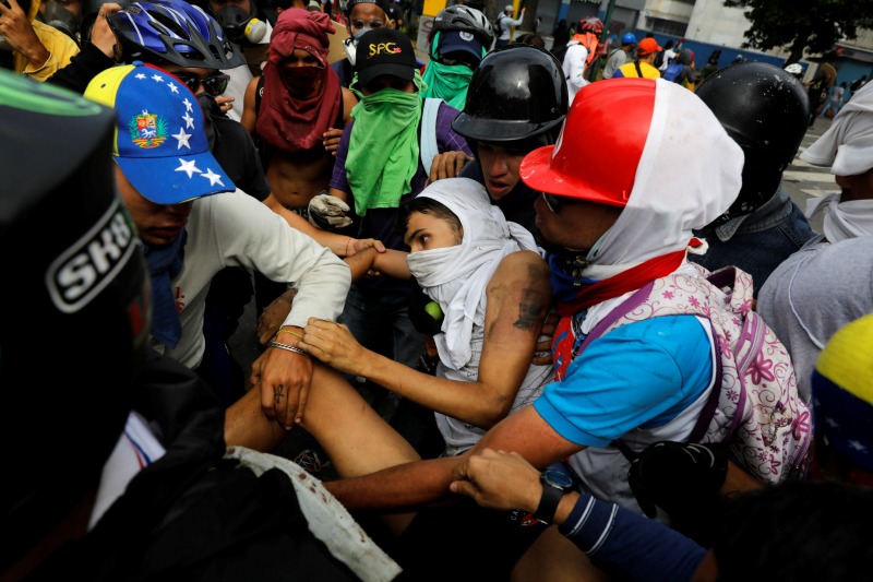 Los enfrentamientos ocurrieron cerca de la Plaza Altamira, en el este de Caracas.