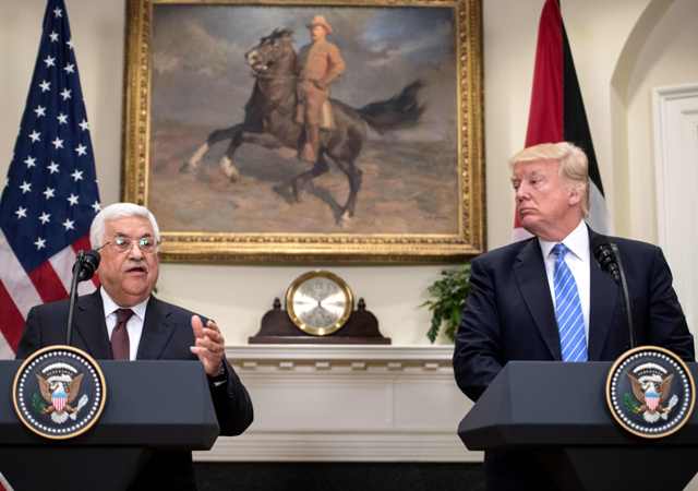 Mahmud Abás y Donald Trump durante una conferencia de prensa en Washington.