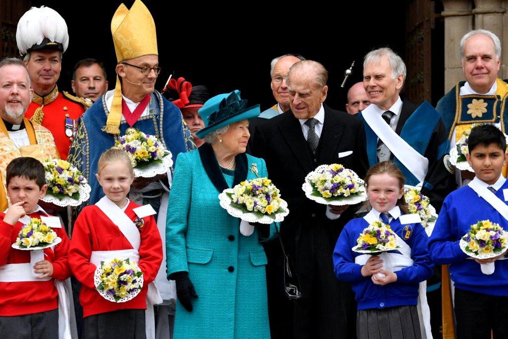 La reina Isabel y el príncipe Felipe posan para los fotógrafos después del servicio de Royal Maundy, el 13 de abril.