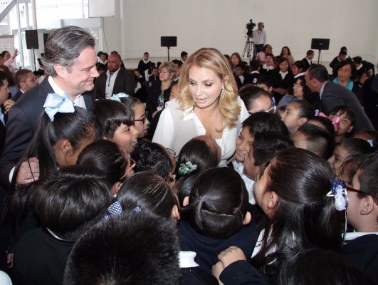 El secretario de Educación Aurelio Nuño y la primera dama, Angélica Rivera.