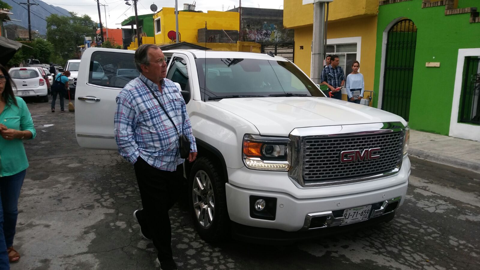 El alcalde Mauricio Fernández recorría hoy la colonia Canteras.