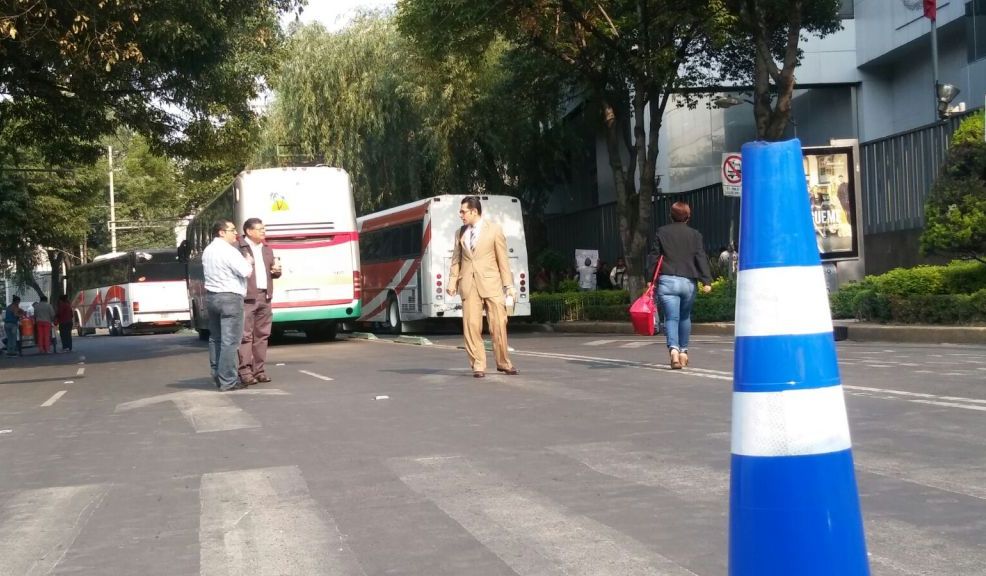 Los campesinos colocaron sus camiones en la avenida, por lo que está cerrada la circulación.