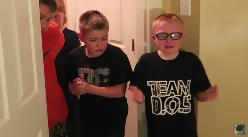 DaddyOFive publicaba videos con títulos como "Jake descubre una caca en su cama".