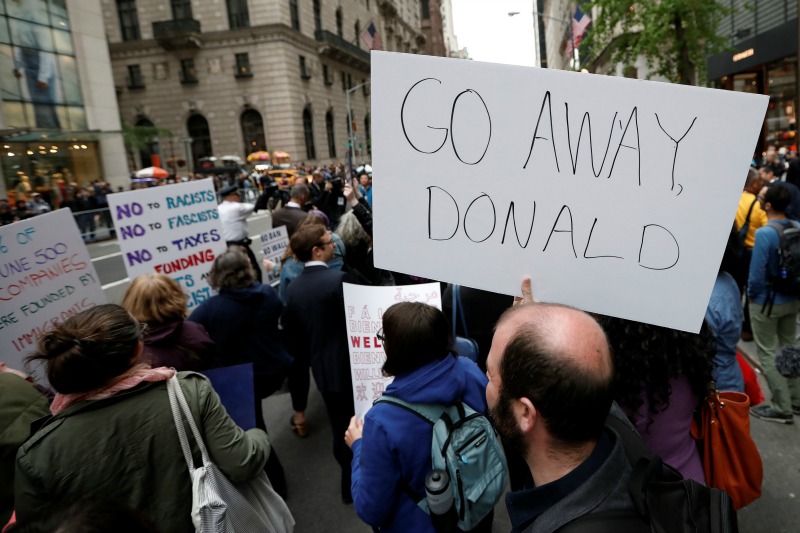 Decenas de manifestantes protestaron cerca de la Trump Tower, en la 5ª Avenida de Nueva York.