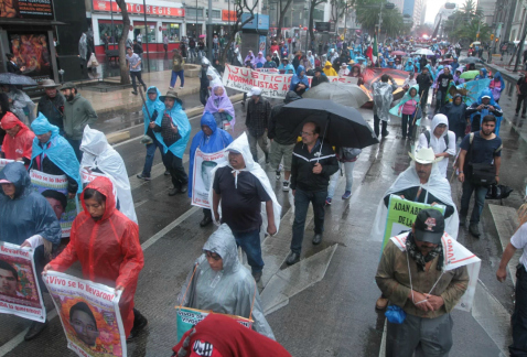 Integrantes del Frente de Pueblos en Defensa de la Tierra marcharon de la glorieta del Ángel de la Independencia al Zócalo.