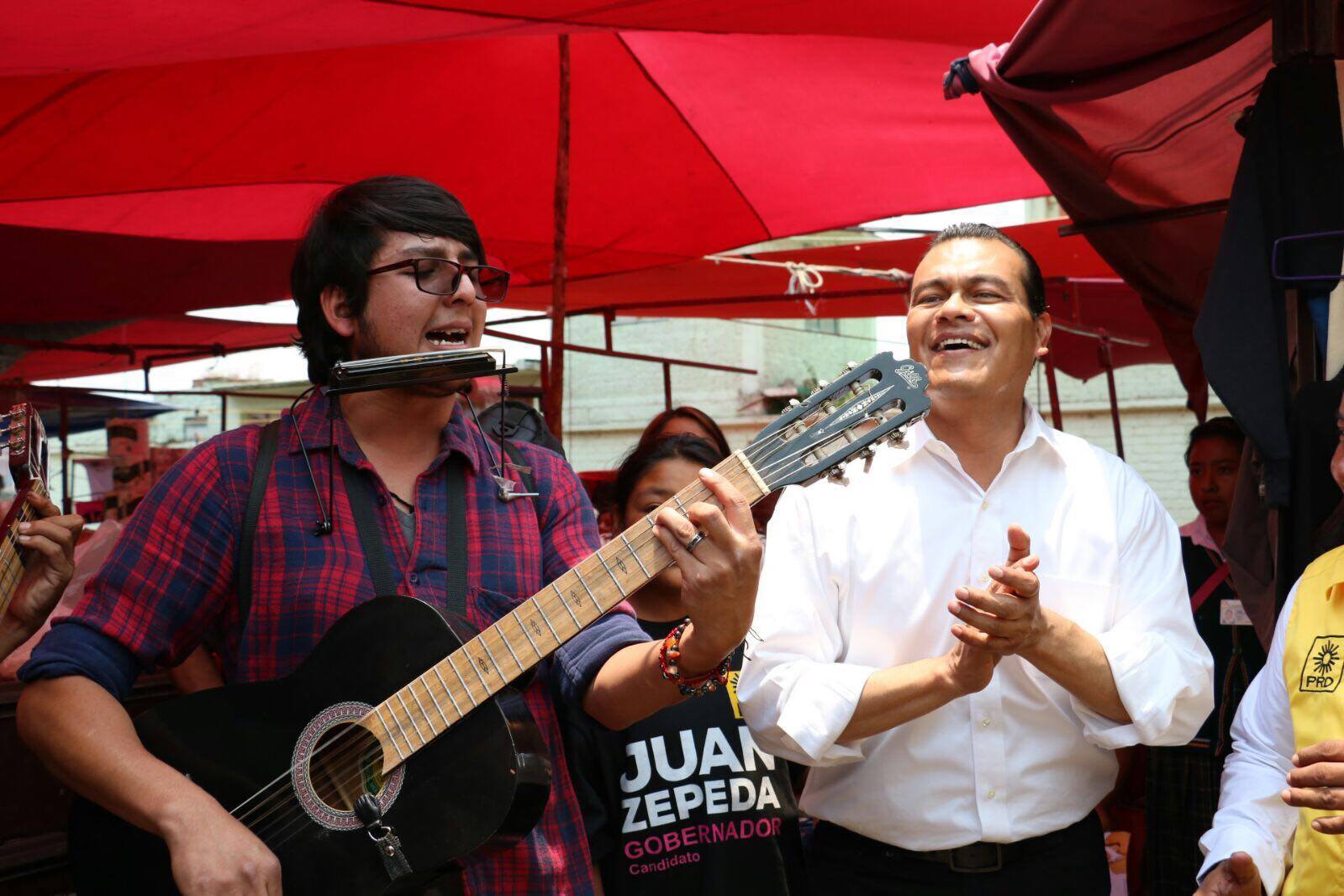 Juan Zepeda se encontró con dos jóvenes músicos a quienes acompañó cantando la canción "No tengo tiempo" .